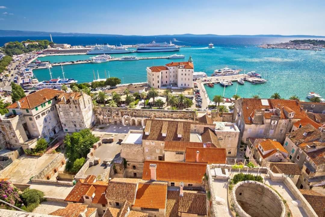 House "Anno 1881"-Center Of Split Apartment ภายนอก รูปภาพ