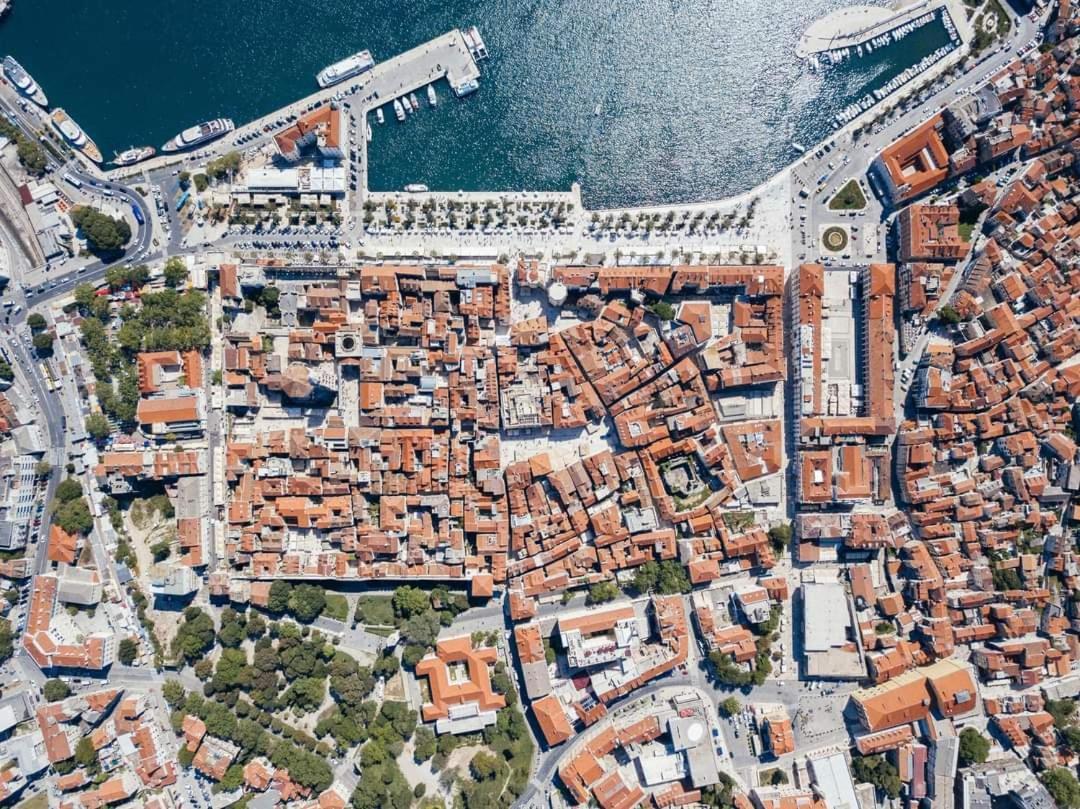 House "Anno 1881"-Center Of Split Apartment ภายนอก รูปภาพ