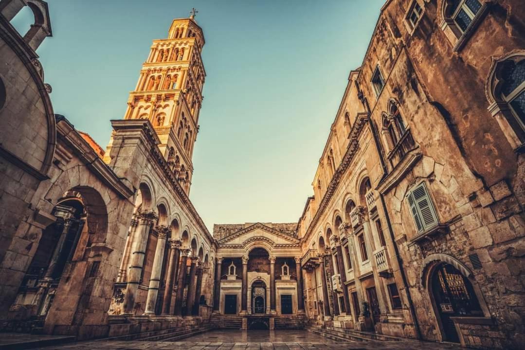 House "Anno 1881"-Center Of Split Apartment ภายนอก รูปภาพ