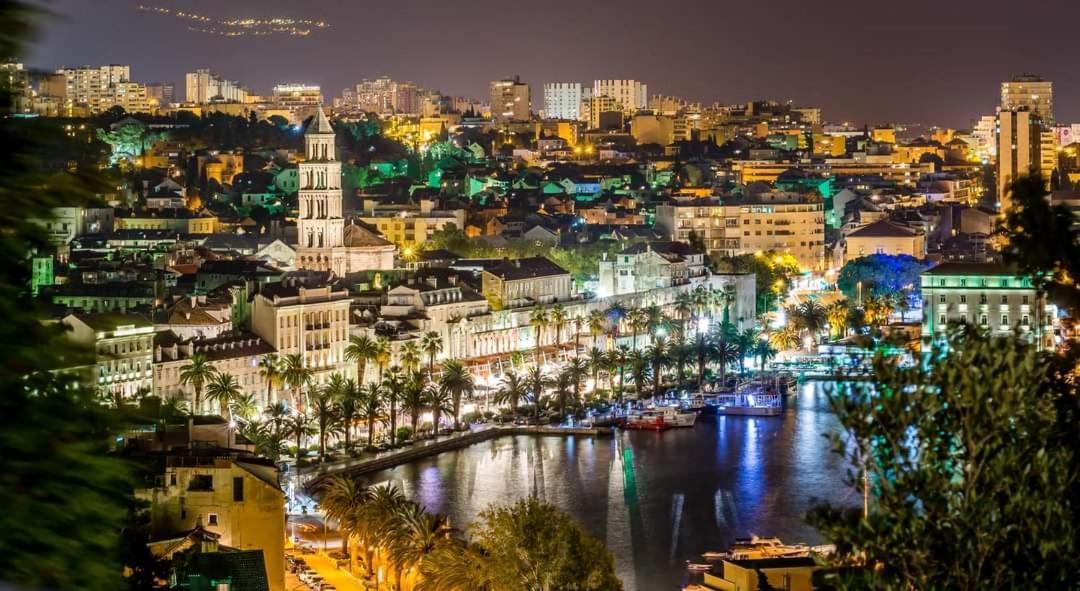 House "Anno 1881"-Center Of Split Apartment ภายนอก รูปภาพ