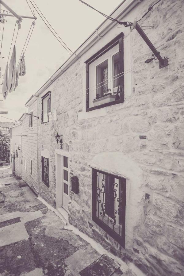 House "Anno 1881"-Center Of Split Apartment ภายนอก รูปภาพ