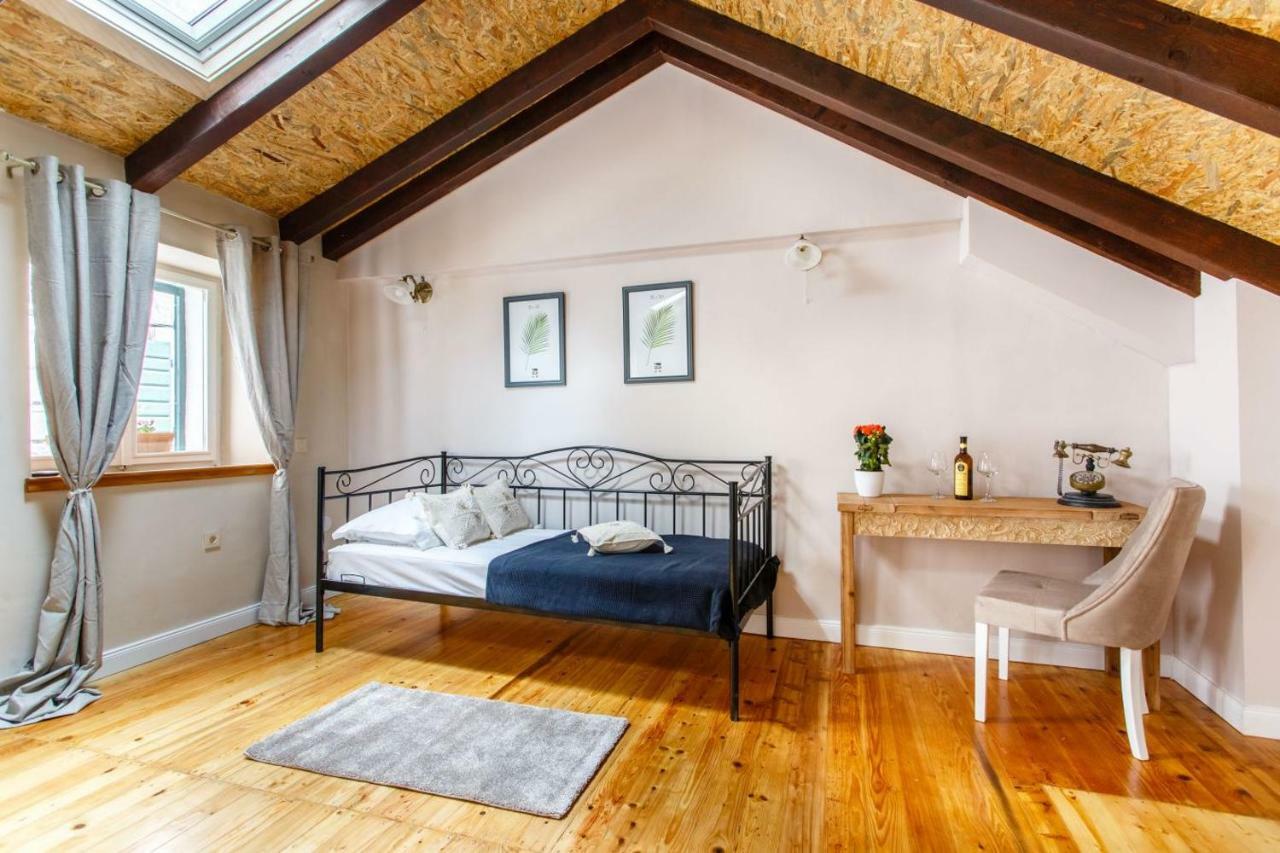 House "Anno 1881"-Center Of Split Apartment ภายนอก รูปภาพ