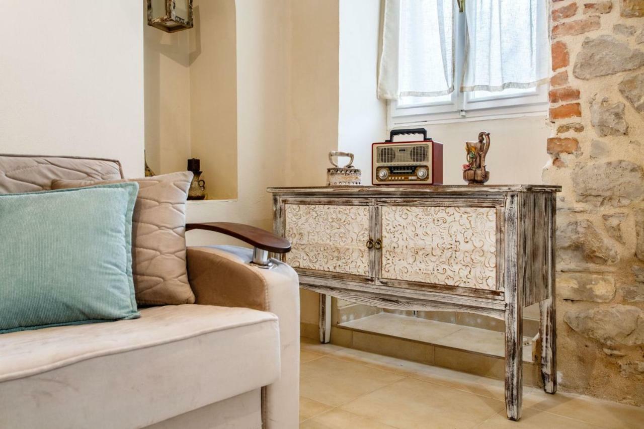 House "Anno 1881"-Center Of Split Apartment ภายนอก รูปภาพ